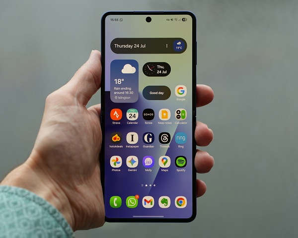 Z Flip7 có kích thước màn hình lớn hơn cùng thông số vượt trội hơn so với Z Flip6