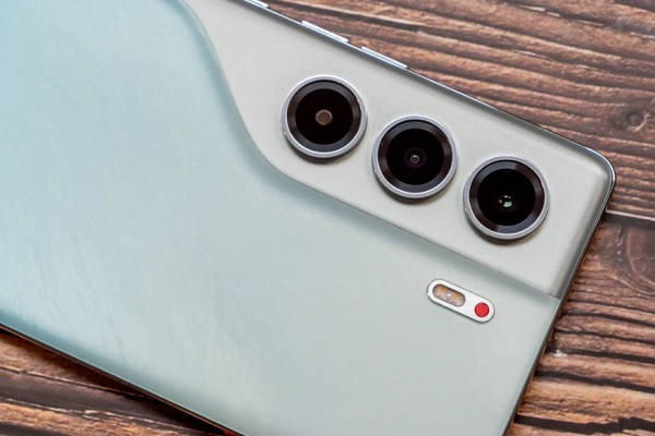 Máy được trang bị camera chính độ phân giải 50MP, cảm biến Sony LYT-700C kích thước lớn 1/1.56 inch