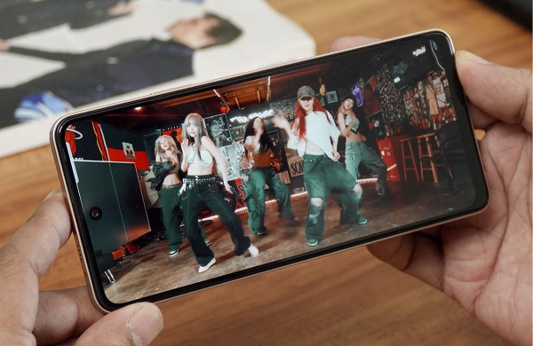 TECNO POVA 7 được trang bị màn hình Full HD+