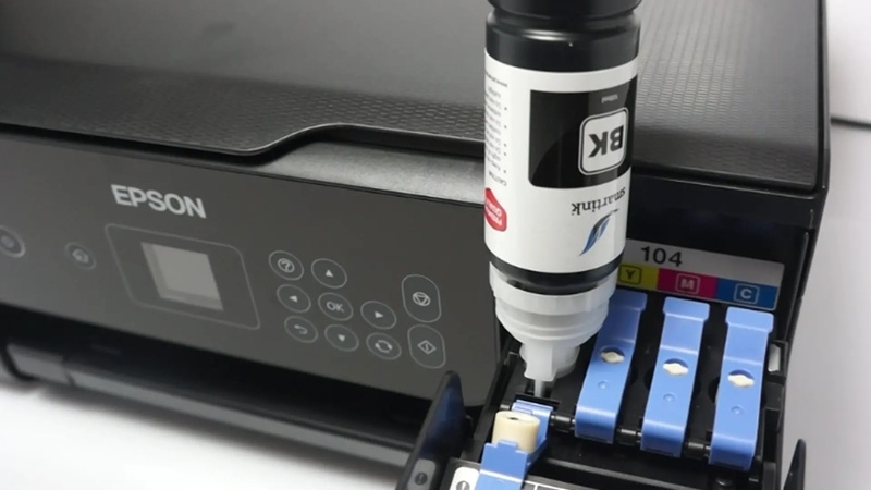 Đổ mực máy in khi mực cũ đã cạn hoặc sắp hết