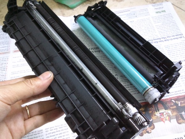 Tháo hộp mực để lộ chốt inox