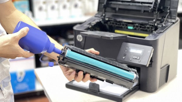 Lắc đều lọ mực mới và đổ vào hộp mà không bị tràn