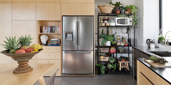 Tủ lạnh đặt bề mặt phẳng và cân bằng