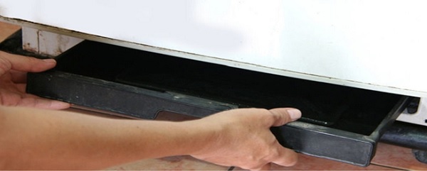 Kiểm tra khay nước thải và ống thoát nước