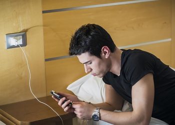 Vừa sạc vừa dùng điện thoại có sao không