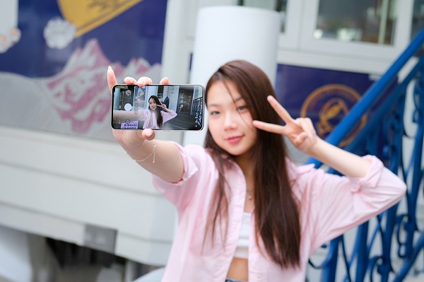 Galaxy S25 FE có sự nâng cấp về camera selfie từ 10MP lên 12MP