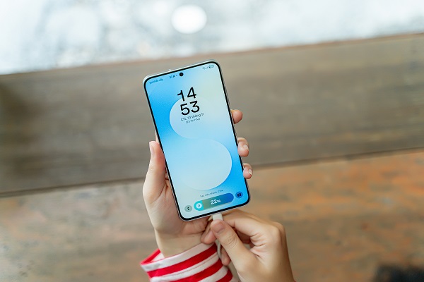 Galaxy S25 FE được trang bị viên pin 4.900 mAh và sạc nhanh 45W lớn hơn so với thế hệ tiền nhiệm 