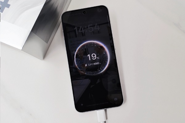 Về pin và sạc, OPPO Reno14 5G chiếm ưu thế hơn hẳn đối thủ