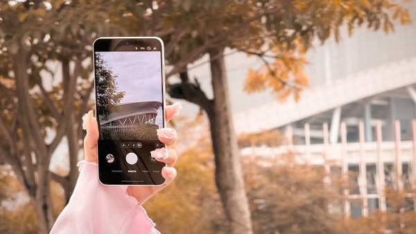 Galaxy S25 FE thể hiện sự vượt trội khi quay video với khả năng khử nhiễu tốt hơn ở khoảng cách xa