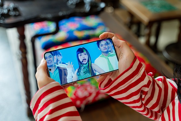 Màn hình của Galaxy S25 FE nổi bật hơn với kích thước và độ sáng màn hình lớn hơn