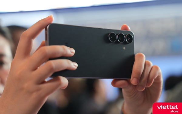 Thời lượng pin đáp ứng tốt cả ngày dài sử dụng, sạc đầy pin nhanh chóng