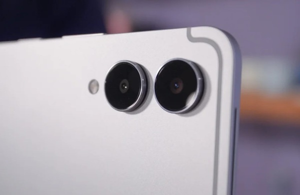 Camera cải tiến, hỗ trợ tính năng AI thông minh