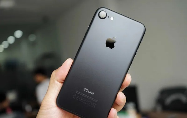 iPhone 7 thiết kế nhỏ gọn từ chất liệu nhôm nguyên khối sang trọng