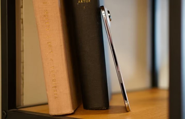 iPhone Air loại bỏ khe SIM vật lý