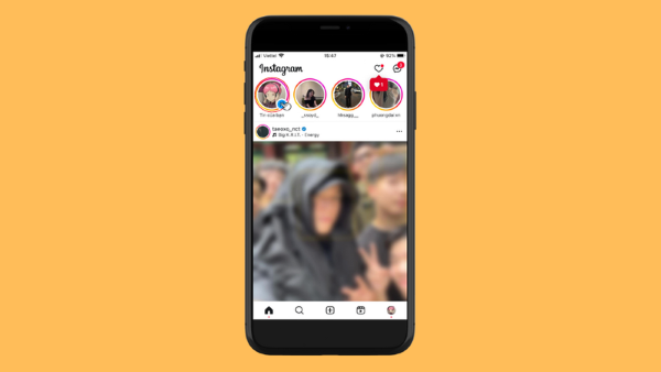 Mở Facebook hoặc Instagram