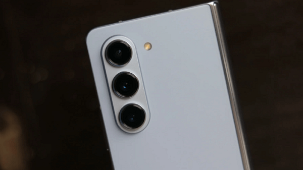 Điện thoại Samsung thường được trang bị hệ thống 3 camera sau