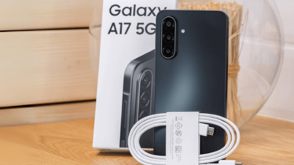 Cả 2 máy đều có viên pin dung lượng 5.000 mAh và hỗ trợ sạc nhanh 25W 