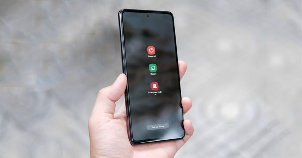 Nhấn giữ nút Power đến khi màn hình tắt hoàn toàn