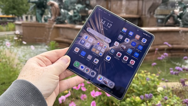 Magic V5 đã có một bước tiến ngoạn mục về độ sáng màn hình tối đa