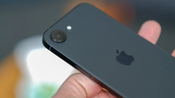 Việc thiếu vắng camera góc siêu rộng là một điểm trừ lớn của iPhone 16e