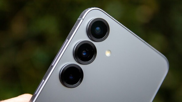 Galaxy S25 Plus sở hữu ba camera cơ bản, đi kèm ProVisual Engine AI tích hợp sâu vào hệ thống