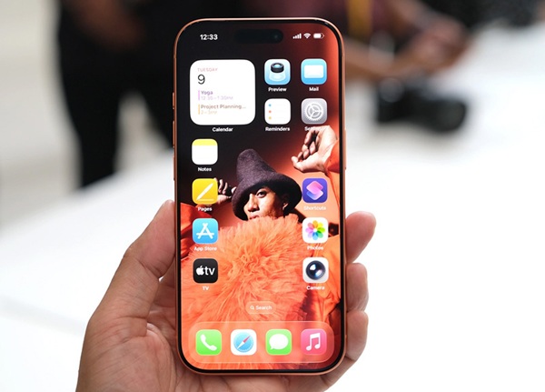 Lợi thế lớn nhất của điện thoại Apple là độ sáng cực đại lên tới 3000 nits