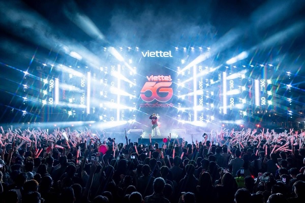 Sân khấu âm nhạc bùng nổ cảm xúc