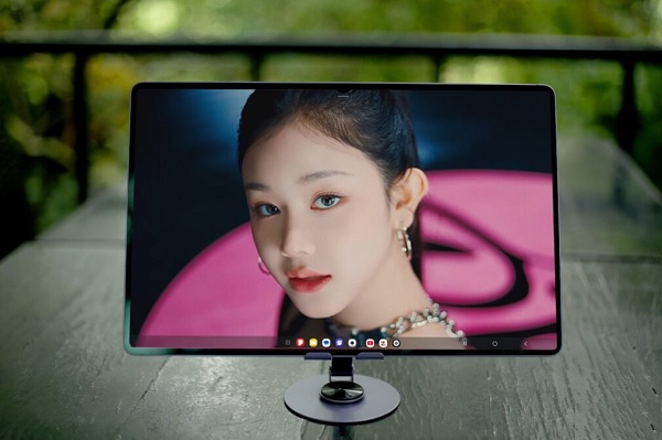 Máy sở hữu màn hình rực rỡ