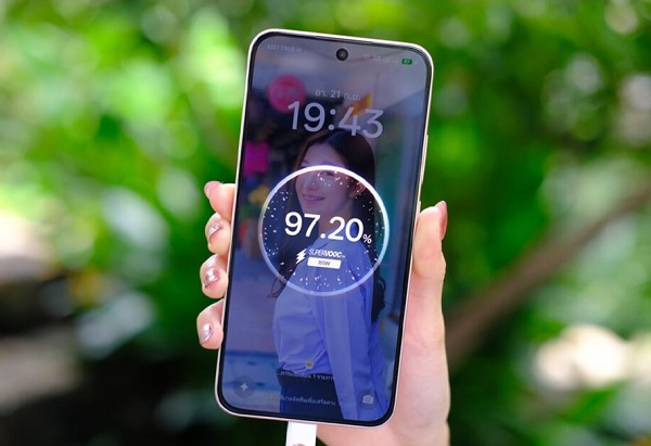 Điểm sáng nhất của OPPO A6 Pro chính là viên pin 7.000 mAh siêu lớn