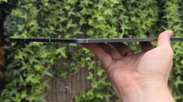 Khung máy được chế tác từ Armor Aluminum nguyên khối, mang lại sự chắc chắn tối đa