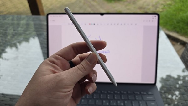 Bút S Pen cũng được tối ưu hoá với các tính năng mới