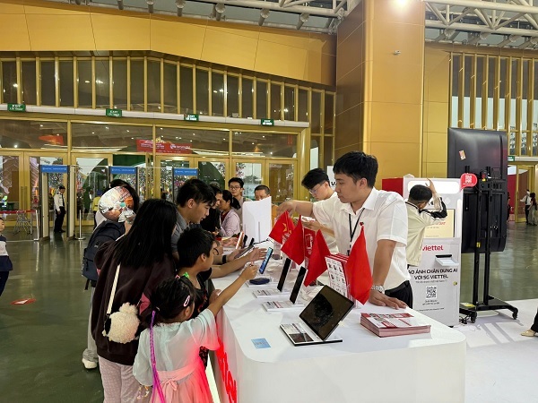 Gian hàng của Viettel Store tại Hội chợ Mùa Thu 2025