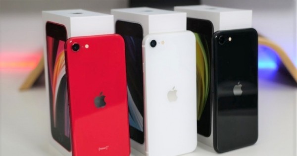 iPhone SE 3 có 3 tùy chọn màu sắc là Đen, Trắng và Đỏ
