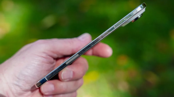 Thiết kế khung titanium bóng loáng cùng mặt kính Ceramic Shield chống trầy xước gấp 3 lần