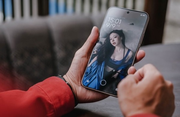 Cả hai máy đều sở hữu màn hình OLED 6.83 inch