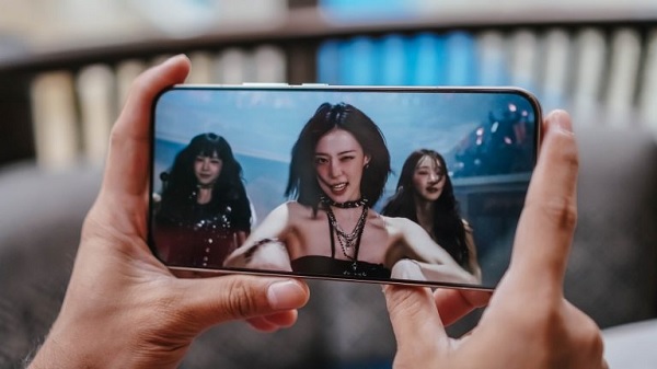 Cả hai máy đều được trang bị viên pin dung lượng 5.500 mAh