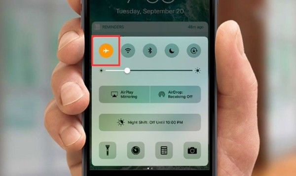 Thử tắt và bật lại chế độ máy bay rồi bật Wifi lại