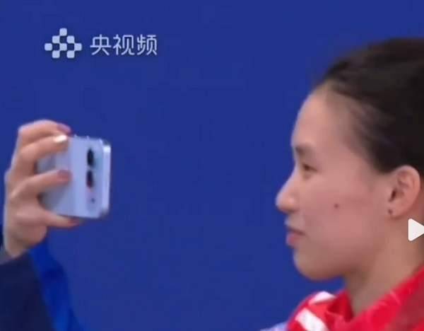 Nhà vô địch Olympic Trần Vũ Hy bất ngờ trên tay điện thoại mới của HONOR