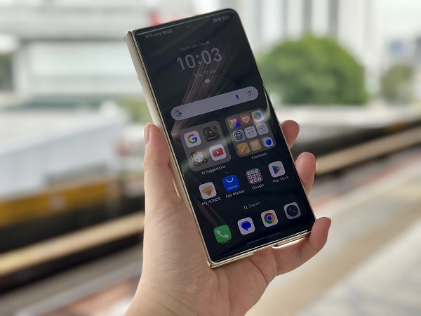 Màn hình ngoài với kích thước nhỏ gọn và tỉ lệ ngang rộng rãi