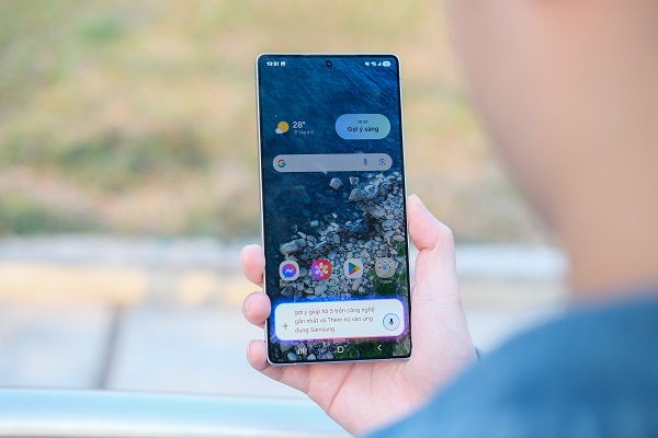 Màn hình của Galaxy S25 Ultra lớn và sắc nét hơn, độ sáng tối đa ấn tượng hơn