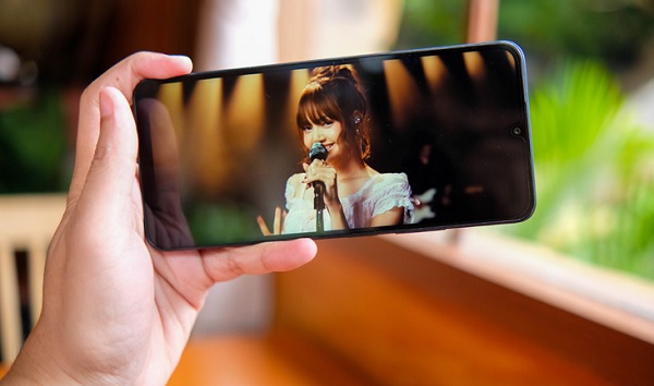 Redmi 14C được trang bị màn hình lớn hơn cùng tần số quét 120Hz mượt mà hơn