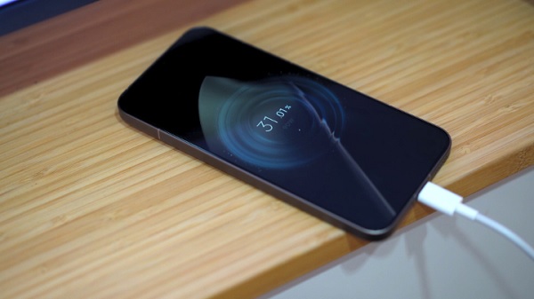 Xiaomi 15T Pro hỗ trợ sạc nhanh cao hơn, còn Find X8 sở hữu viên pin lớn hơn