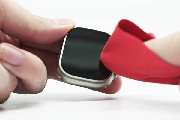 Vệ sinh sạch sẽ bề mặt tiếp xúc với bộ sạc