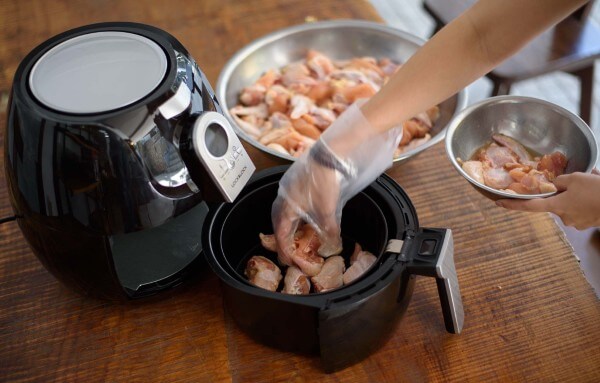 Cho nguyên liệu vào rổ