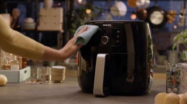 Lau bên ngoài bằng khăn ẩm mềm