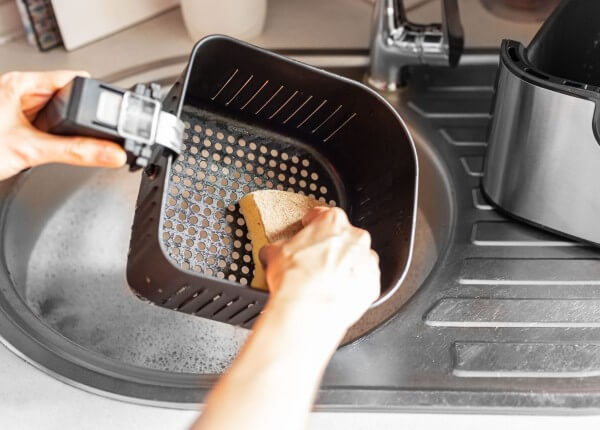 Rửa sạch rổ và khay chiên 