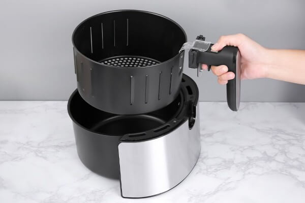 Lắp khay và rổ chiên đúng vào nồi