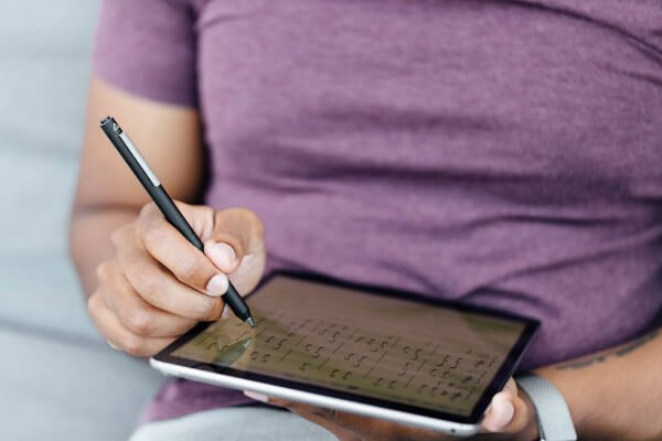 Nên dùng bút cảm ứng hoặc bảng vẽ điện tử để viết chữ