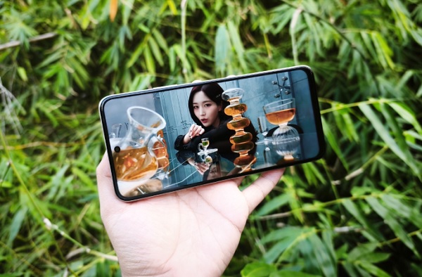 Màn hình mượt mà, đáp ứng tốt nhu cầu giải trí cơ bản