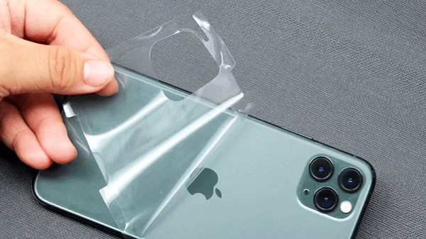 PPF là màng phim bảo vệ trong suốt giúp điện thoại khỏi trầy xước và va đập